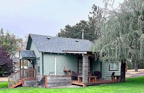 Springfield Cabin | 2BR Cabin 5 Min to Autzen Park Access Pet Friendly