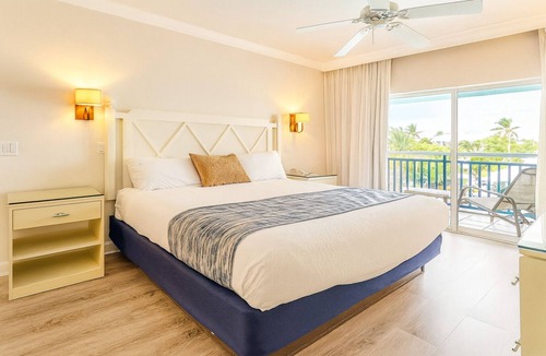 Captiva Hotel | 2BR Poolside Suite | Outdoor Swimming Pools | Close to the Beach | Free Parking