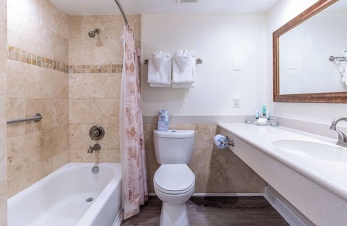 Captiva Hotel | 2BR Poolside Suite | Outdoor Swimming Pools | Close to the Beach | Free Parking