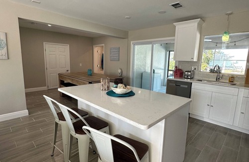 Englewood South House | 3-bedroom cozy Waterfront Canal Home- 4 miles from the beach