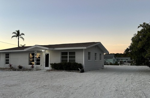 Englewood South House | 3-bedroom cozy Waterfront Canal Home- 4 miles from the beach