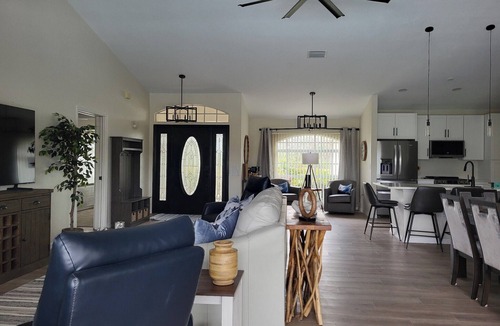 White Marsh House | 3-bedroom house in adorable Rotonda West Visit the Muskoka Modern Retreat