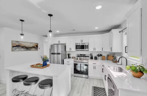 Drayton House | 3 BR Downtown Spartanburg- Upscale & Work-Ready Sweet Carolina Cottage