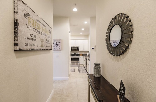 Pelican Condo | 3 King Bd ~ The Hive ~Pool-Bikes-Beach-Baby-Golf Supplies-Walk to Dining & Shops