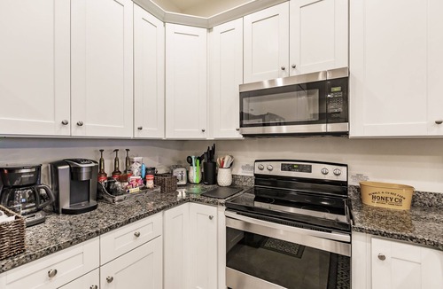 Pelican Condo | 3 King Bd ~ The Hive ~Pool-Bikes-Beach-Baby-Golf Supplies-Walk to Dining & Shops