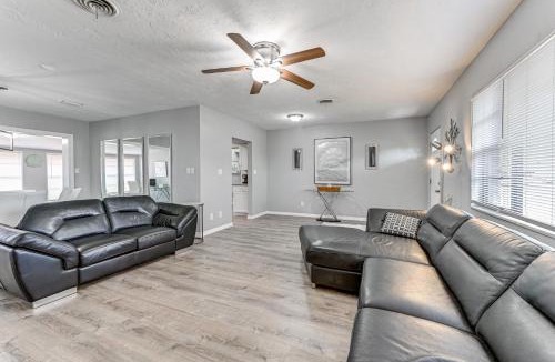 Venice Gardens House | 3 Mi to Venice Beach: Pet-Friendly Home w/Yard