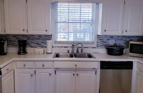 Lyman House | 30+Day Stay Pet friendly Parking 3 cars BMW & GSP Airport