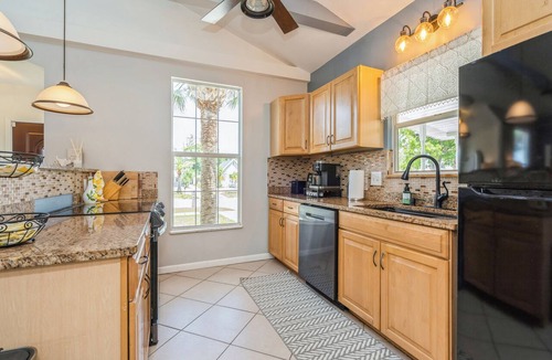 Venice House | 3BR En-Suite Pool Home in Venice Near Venice Beach & Fox Lea Farms & Downtown