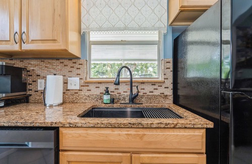 Venice House | 3BR En-Suite Pool Home in Venice Near Venice Beach & Fox Lea Farms & Downtown