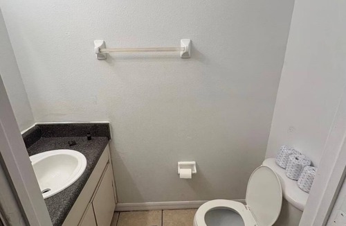 University House | 4 Bedroom Townhouse - Minutes to USF, Busch Gardens, Ybor City, and Casino