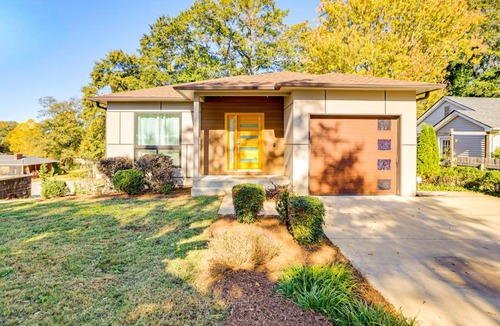 Greenville House | 4 Mi to Dtwn Greenville: Group-Ready Home w/Yard