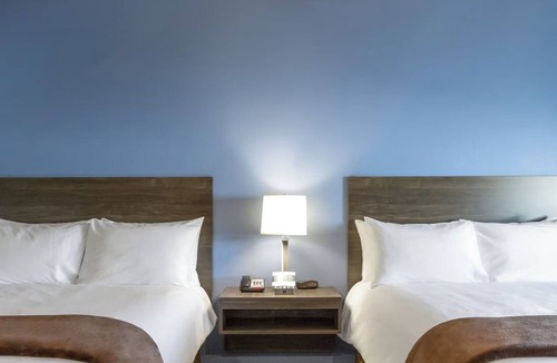 Deep Creek Hotel | 4 Pet-friendly Units with Kitchen | 4.5 Mi to Military Heritage Museum