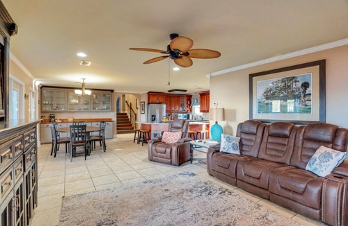 Gilbert House | 4BR - 4BA - 15ft Outdoor Bar - Kayaks & SUPs Included