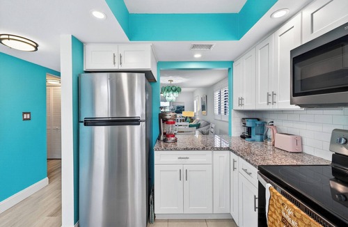 Iona Condo | 5 Miles from Fort Myers Beach, 2/2 Condo Sleeps up to 6