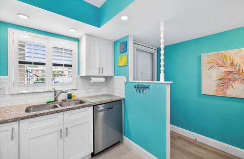 Iona Condo | 5 Miles from Fort Myers Beach, 2/2 Condo Sleeps up to 6