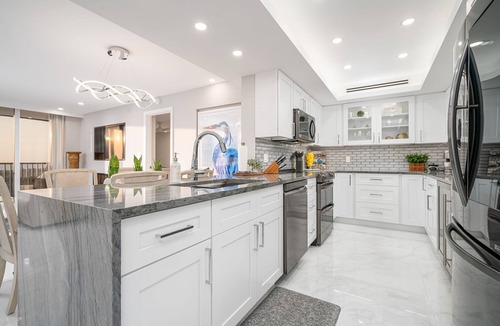 Vanderbilt Beach Condo | 5 ⭐️Totally Updated W/Stunning Gulf Views, Pool, 5 min walk to Vanderbilt Beach