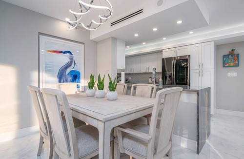 Vanderbilt Beach Condo | 5 ⭐️Totally Updated W/Stunning Gulf Views, Pool, 5 min walk to Vanderbilt Beach