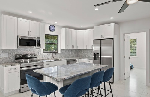 Naples House | 6 bedroom Oasis with Extra Large Pool, spa, EV Charger & Guest House, Sleeps 16+