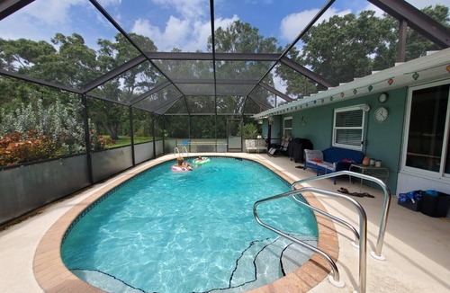 Englewood House | 6min to Beach. Saltwater Pool, Fits 8ppl.