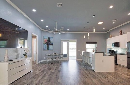 South Venice House | 7 min to the Beach. Family Venice Beach Retreat. Private Saltwater Screened Pool