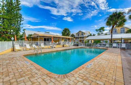 Englewood House | 8 Mi to Beach w/Pool Access: Englewood Condo!