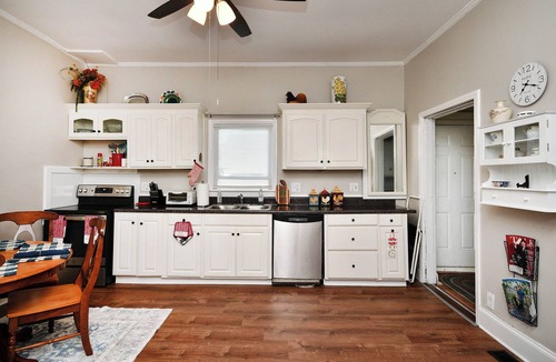 Dunean House | 9 Minutes to Downtown Greenville, Near Prisma, King Bed, Fenced Yard – Hen House