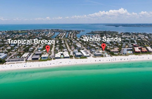 Holmes Beach Hotel | A Tropical Breeze Beach Club - Anna Maria Island