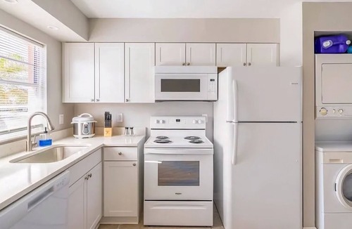 Iona House | A Tropical Paradise, 2-bedroom townhouse with AC, WiFi, & pool in Ft. Myers