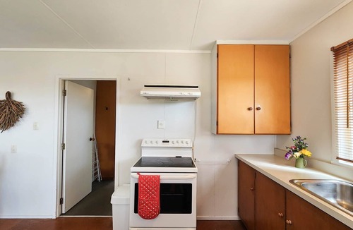 Hahei House | Absolute Beachfront Bach - Classic kiwi bach with absolute beachfront location!
