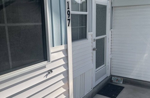 Sarasota House | Adorable 1/1 in coveted Sarasota Lakes!