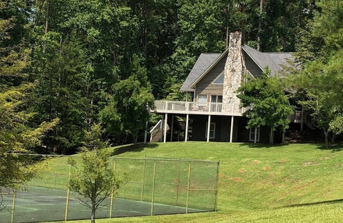 Sunset House | Affordable! Pet friendly! Close to Clemson! Boat slip included!