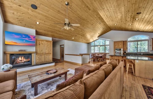 North Upper Truckee House | Alpine Family Adventure - Pets, BBQ, Games