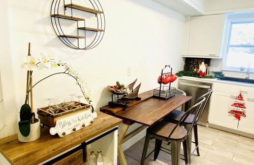 Warm Mineral Springs House | AMAZING 3 bedroom 5 miles from Venice.