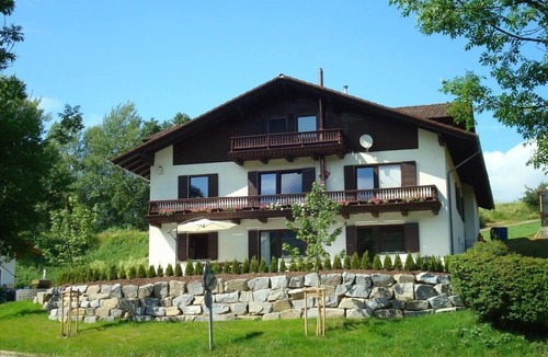 Aicha vorm Wald Apartment | Apartment 'Ferienwohnungen Memminger' with Private Terrace and Wi-Fi