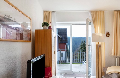 Oberhof Apartment | Apartment 'Tannenblick 3-3' with Shared Garden, Balcony and Wi-Fi