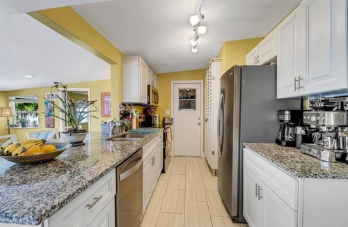 East Naples House | Artistic Tropical Paradise 5 minutes to downtown and the beach.