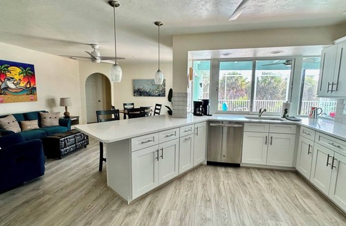 Bright Water House | As Seen on Hgtv's House Hunters! Near Beach, Pet Friendly & Pool, Sleeps 8