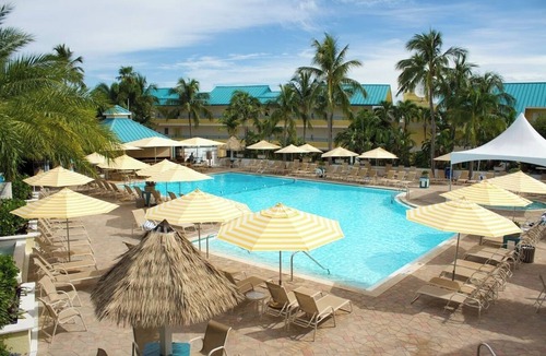 Captiva Hotel | Bay View Pet Friendly Studio w/Balcony | Free Parking | Pool | Beach Access