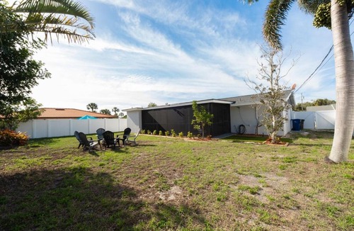 Bayshore Gardens House | Bayshore Retreat, HUGE Private Yard & Fire Pit & Screened In Patio, Near Beaches
