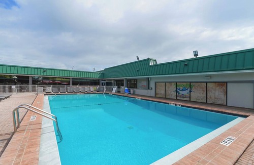 Trailer Estates Hotel | Bayview Waterfront Room, Heated Pool, Tiki Bar & Grill !