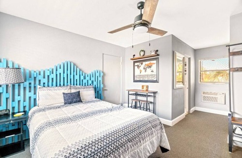 Treasure Island Hotel | 🩴BBR #9, Steps to the Beach, Heated Pool w/Kitchenette & King Bed!