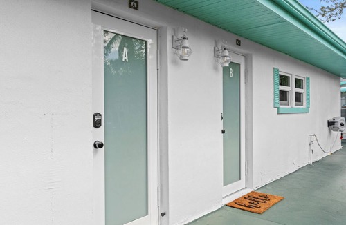East Naples House | BC-8-person 4-bedroom 2 bath/Triplex in Downton Naples close to the Beach 5th Av