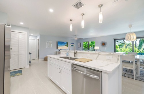 Sanibel Condo | Beach + 2 Bikes! Beautiful 2-bed 2-bath retreat on Bowman’s Beach Sanibel.