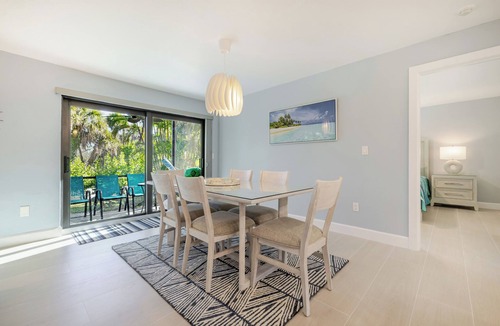 Sanibel Condo | Beach + 2 Bikes! Beautiful 2-bed 2-bath retreat on Bowman’s Beach Sanibel.