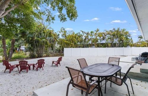 Biggar House | Beach and Boaters Delight!