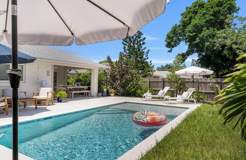 Naples Park Villa | Beach Hideaway/Heated Salt pool/2Bikes/3 Bd 2 Bath/BBQ