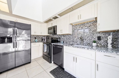 Siesta Key Village Ski Chalet | Beach Rd, 300ft to Beach Access & 500ft to Siesta Key Village, 2bdr