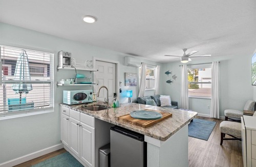 Arlington Park Apartment | Beachy 1-bedroom apartment with Pool access in Sarasota
