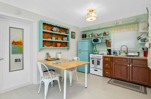 Bonita Shores Cottage | Beachy Old Florida Cottage with Bikes 1.5 Mile to the Beach