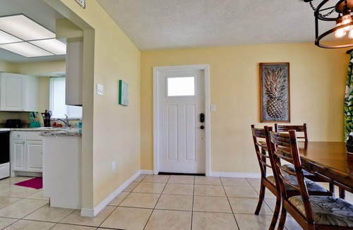 Siesta Key Villa | Beachy villa on Siesta Key with heated pool, screened in lanai, and ground level